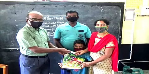 அரசுப் பள்ளியில் சேரும் மாணவர்களுக்கு ஆயிரம் ரூபாய் பரிசு வழங்கிய தலைமை ஆசிரியர்