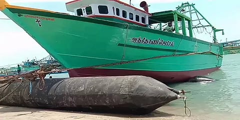 மீன்பிடித் தடைக்காலம்: 63 நாட்களுக்குப் பிறகு கடலுக்குச் சென்ற பாம்பன் மீனவர்கள்