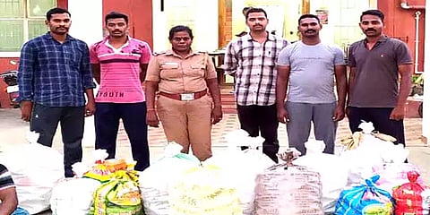 பறிமுதல் செய்த மதுபாட்டில்களை விற்றதாக பெண் போலீஸ் இன்ஸ்பெக்டர், ஏட்டு சஸ்பெண்ட்