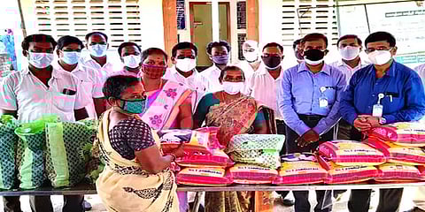 ரூ.30 லட்சம் மதிப்பில் 5 ஆயிரம் குடும்பங்களுக்கு நிவாரணம் வழங்கிய ஊராட்சித் தலைவர் சாந்தி