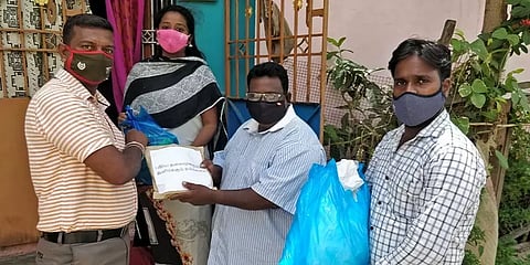 துளிர்க்கும் நம்பிக்கை: 15 குடும்பங்களுக்கு மளிகைப் பொருட்கள் வழங்கி உதவி