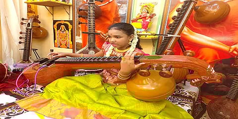 கொரோனா பாதிப்பிலிருந்து மக்கள் மீள வேண்டி தொடர்ந்து 3 மணிநேரம் வீணை மீட்ட சிறுமி