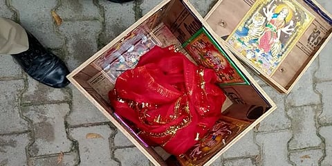 கங்கை ஆற்றில் மரப்பெட்டியில் மிதந்து வந்த பெண் குழந்தை