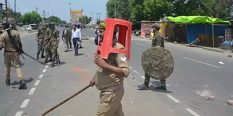 உ.பி: போராட்டத்தின்போது பிளாஸ்டிக் ஸ்டூல், கூடையை கவசமாக அணிந்து நின்ற காவலர்கள் சஸ்பெண்ட்