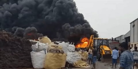 திருவள்ளூர்: பழைய டயர்களை தூளாக்கி மறுசுழற்சி செய்யும் தொழிற்சாலையில் பயங்கர தீ விபத்து