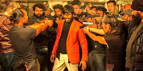 'ஜகமே தந்திரம்' விமர்சனம்: முழு திருப்தி தராத 'பிரமாண்ட' முயற்சி!