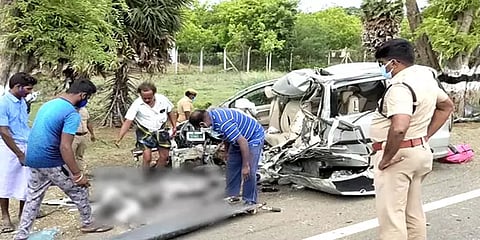 அரியலூர்: கார் மரத்தில் மோதி விபத்து - தந்தை மற்றும் இரண்டு மகள்கள் உயிரிழப்பு