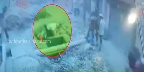 உ.பி: போனில் பேசிக் கொண்டே பைக்கில் சென்றபோது கழிவுநீர்த் தொட்டியில் விழுந்த நபர்