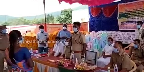 தடுப்பூசி போட மறுத்து மாவட்ட எஸ்.பி.யிடம் பெண்கள் வாக்குவாதம்