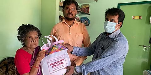 துளிர்க்கும் நம்பிக்கை: அம்பத்தூரில், 2 குடும்பத்துக்கு அத்தியாவசிய பொருட்கள் வழங்கி உதவி