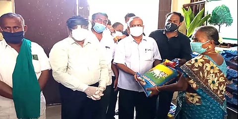 கொரோனா கால மகத்துவர்: நாடக நடிகர்களுக்கு நிவாரணம் வழங்கிய மரம் நண்பர்கள் அமைப்பினர்