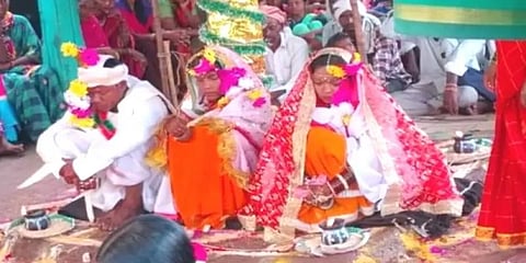 தெலங்கானா: ஒரே சமயத்தில் 2 பெண்களை காதலித்து ஒன்றாகவே திருமணம் செய்த இளைஞர்