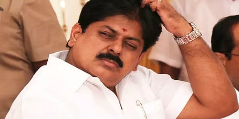 சென்னை அழைத்து வரப்பட்டார் முன்னாள் அமைச்சர் மணிகண்டன்