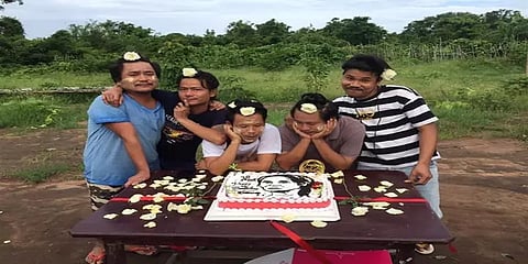 மியான்மரில் தலையில் பூச்சூடி போராட்டத்தில் ஈடுபட்ட மக்கள் - காரணம் இதுதான்!