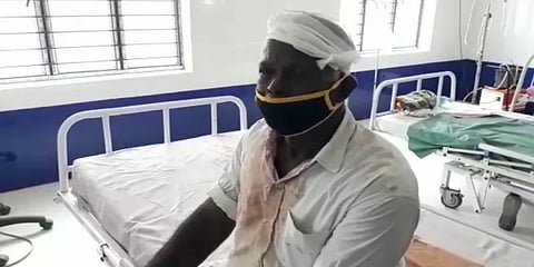 தனக்கு சொந்தமான இடத்தில் சாலை அமைப்பதை தட்டிக்கேட்டவருக்கு உருட்டுக்கட்டையால் அடி