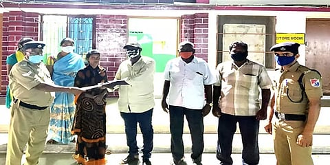 ரயிலை நோக்கி நடந்து தற்கொலைக்கு முயன்ற பெண் - விரைந்து காப்பாற்றிய ஆர்.பி.எஃப். வீரர்கள்