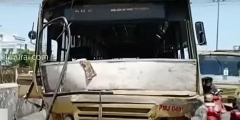 பூந்தமல்லி: மாநகரப் பேருந்தின் டயர் வெடித்ததால் சாலையின் தடுப்புச் சுவரில் மோதி விபத்து