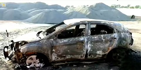 கட்சியை தலைமையேற்று நடத்துங்கள் என சசிகலாவிடம் பேசிய ஆதரவாளரின் காருக்கு தீவைப்பு