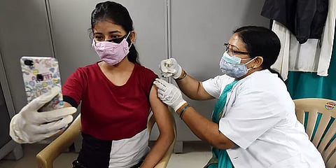 இந்தியாவில் ஒரே நாளில் 80 லட்சம் பேருக்கு தடுப்பூசி: கவனத்துக்குரிய புதிய சாதனை!