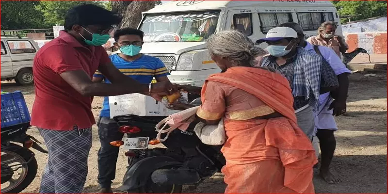 திருநெல்வேலி: ஆதரவற்றவர்களுக்கு உணவு கொடுத்து விஜய் பிறந்தநாளைக் கொண்டாடிய அஜித் ரசிகர்கள்