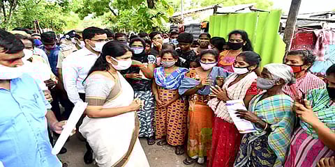 எட்டயபுரம் இலங்கை அகதிகள் முகாமில் ஆய்வுசெய்து நிவாரணம் வழங்கிய கனிமொழி எம்.பி