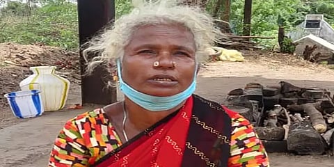 திருச்சியில் ஒரு ’பிதாமகள்’: அச்சமின்றி இடுகாட்டில் வேலை செய்யும் மூதாட்டி மாரியாயி