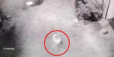 உ.பி: பாலியல் துன்புறுத்தல் செய்து 17 வயது சிறுமியை மாடியிலிருந்து தூக்கி வீசிய இளைஞர்கள்