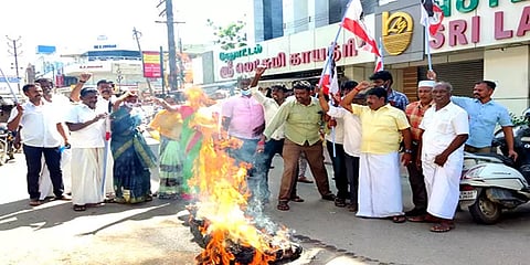 சசிகலாவை அவதூறாக பேசியதாக நத்தம் விஸ்வநாதனின் உருவ பொம்மையை எரித்த அமமுகவினர்