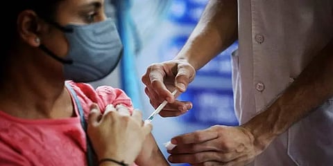 தடுப்பூசி கொள்கையின் இரண்டாம் நாளில், பழையபடி குறைந்த தடுப்பூசி போட்டுக்கொண்டோர் எண்ணிக்கை