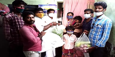 துளிர்க்கும் நம்பிக்கை: போன் செய்த மாற்றுத்திறனாளிக்கு தேடிச்சென்ற நிவாரணம்