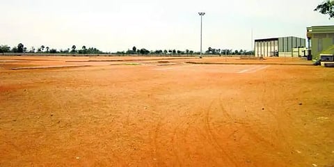 சென்னை: காலி மைதானத்தில் கிடந்த டம்மி நாட்டு வெடிகுண்டால் பரபரப்பு