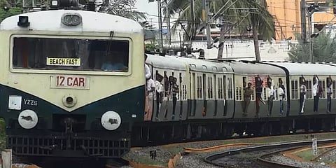 புறநகர் ரயில்: நாளை முதல் பொதுமக்களுக்கு அனுமதி