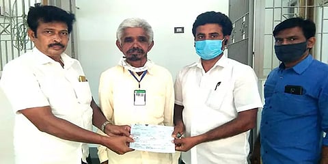 கரூர்: முதல்வரின் பொது நிவாரண நிதிக்கு ரூ. 50,000 வழங்கிய பார்வை மாற்றுத்திறனாளி ஆசிரியர்