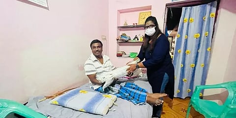 துளிர்க்கும் நம்பிக்கை: முதுகுதண்டுவடம் பாதித்தவருக்கு உதவிய திருப்பூர் அறக்கட்டளையினர்