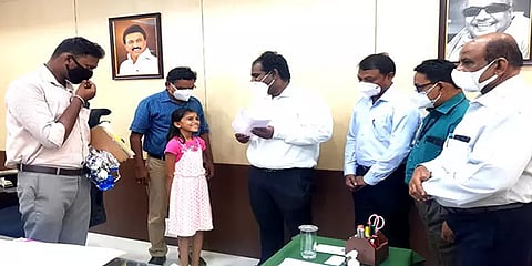 ஆட்சியர் அலுவலம் எப்படி இருக்கும்? : சிறுமியின் ஆசையை நிறைவேற்றிய மதுரை ஆட்சியர்