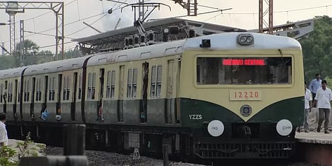 சென்னை புறநகர் ரயில்களில் இன்று முதல் பொதுமக்கள் பயணிக்க அனுமதி