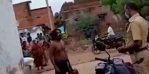 தென்காசி: விசாரணைக்காக வந்த காவலர் மீது சாக்கடை கழிவுகளை வீசி தாக்கிய மதுபோதை நபர் -வீடியோ