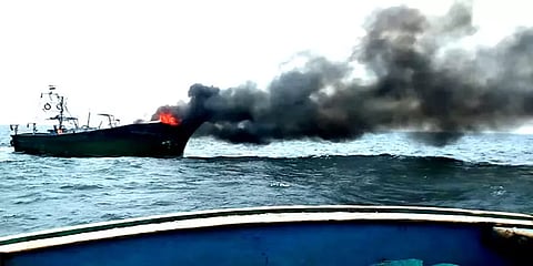 நடுக்கடலில் திடீரென தீப்பற்றி எரிந்த படகு: தண்ணீரில் குதித்து தத்தளித்த காசிமேடு மீனவர்கள்