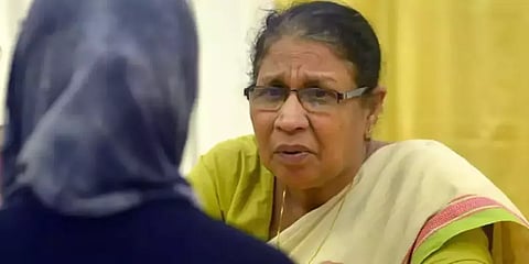 பாதிக்கப்பட்ட பெண்ணிடம் அலட்சிய பேச்சு : கேரள மகளிர் ஆணைய தலைவி ராஜினாமா