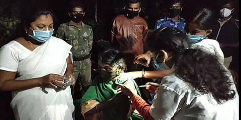 நீலகிரி: உயிரை பணயம் வைத்து உயிரை காக்கும் சுகாதார பணியாளர்கள்