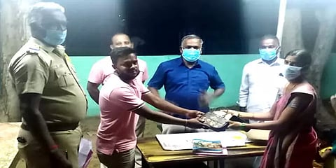 சாலையில் தவறவிட்ட ரூ.1.5 லட்சம் மதிப்புள்ள பணம், நகையை உரியவரிடம் ஒப்படைத்த இளைஞர்