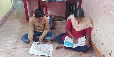 கொரோனாவால் தந்தையையிழந்த பிள்ளைகளை தொடரும் வறுமை: விதிகளில் தளர்வு கொடுக்குமா தமிழக அரசு?