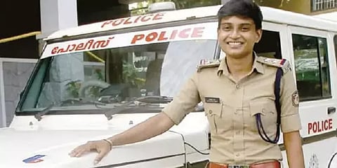 ஐஸ்க்ரீம் விற்ற அதே ஊரில், சப் இன்ஸ்பெக்டராக களமிறங்கிய கேரள பெண் அதிகாரி ஆனி சிவா