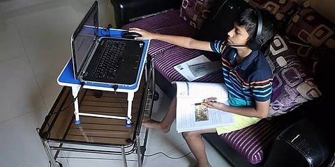 படுக்கையிலிருந்தே ஆன்லைன் வகுப்பை கவனிக்கும் குழந்தைகள்: விளைவுகளைத் தவிர்க்கும் வழிகள்