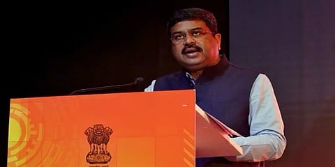 பெட்ரோல், டீசல் விலை உயர்வு: மத்திய பெட்ரோலிய அமைச்சர் மீது வழக்கு தொடுத்த நபர்