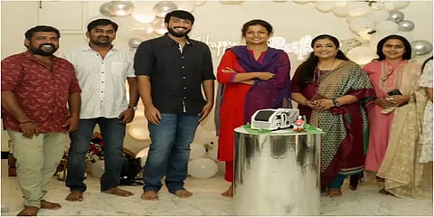 படக்குழுவினருடன் பிறந்தநாளை கொண்டாடிய இயக்குநர் கிருத்திகா உதயநிதி