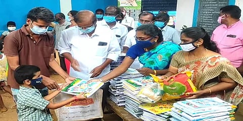 கொரோனா கால மகத்துவர்: ஏழை மாணவர்களின் குடும்பங்களுக்கு நிவாரணம் வழங்கிய ஆசிரியர்கள்