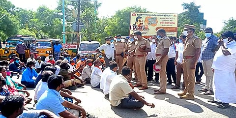 பெண் உயிரிழப்பு: செவிலியர்களின் அலட்சியமே காரணம் என உறவினர்கள் சாலை மறியல்