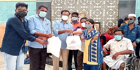 துளிர்க்கும் நம்பிக்கை: 25 மாற்றுத்திறனாளி குடும்பங்களுக்கு நிவாரணம் வழங்கிய அஸ்வின்ஸ்