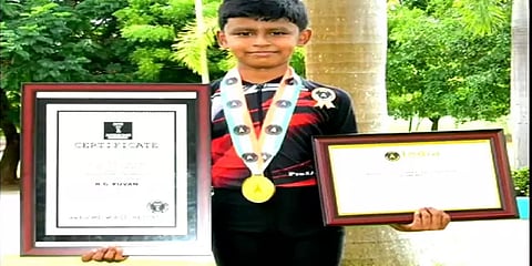 ஒரு நிமிடத்தில் 26 நிரலம்ப பூரண சக்கராசனம் செய்து உலக சாதனை படைத்த பள்ளி மாணவன்